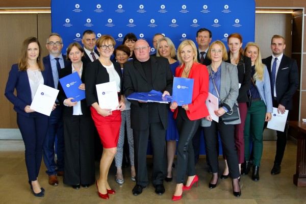 Wręczenie nagród JM Rektora UMK w fouer Auli UMK (26.09.2019) [fot. Anna Bielawiec-Osińska]